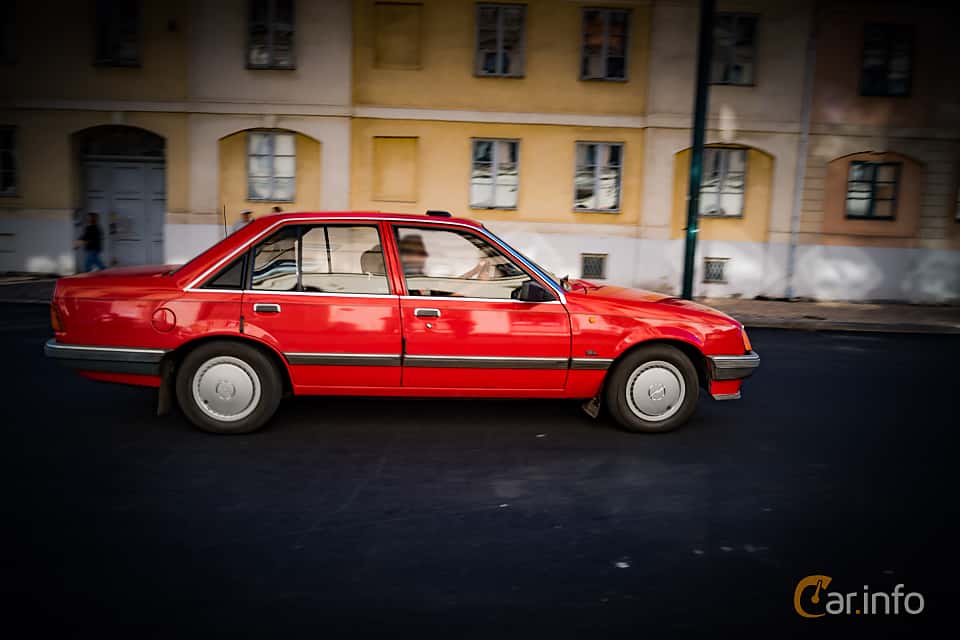Opel Rekord 2.0 S Manuell, 4-trinn, 101hk, 1985