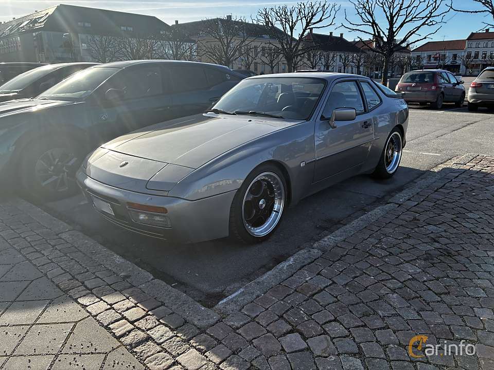 Porsche 944