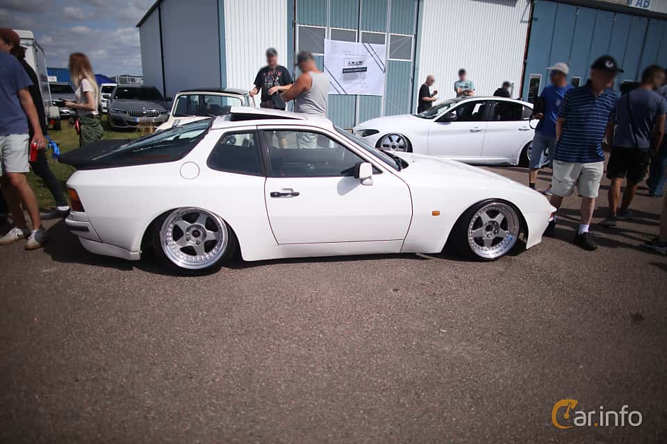 Porsche 944