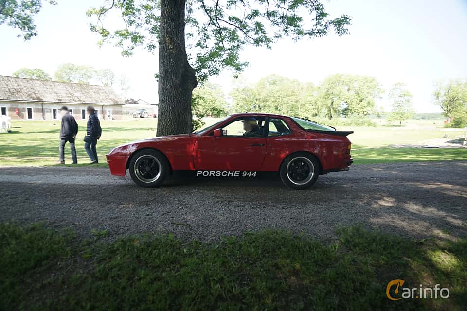 Porsche 944