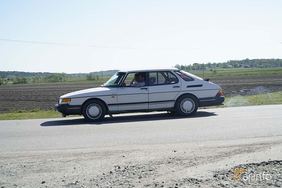 Saab 900
