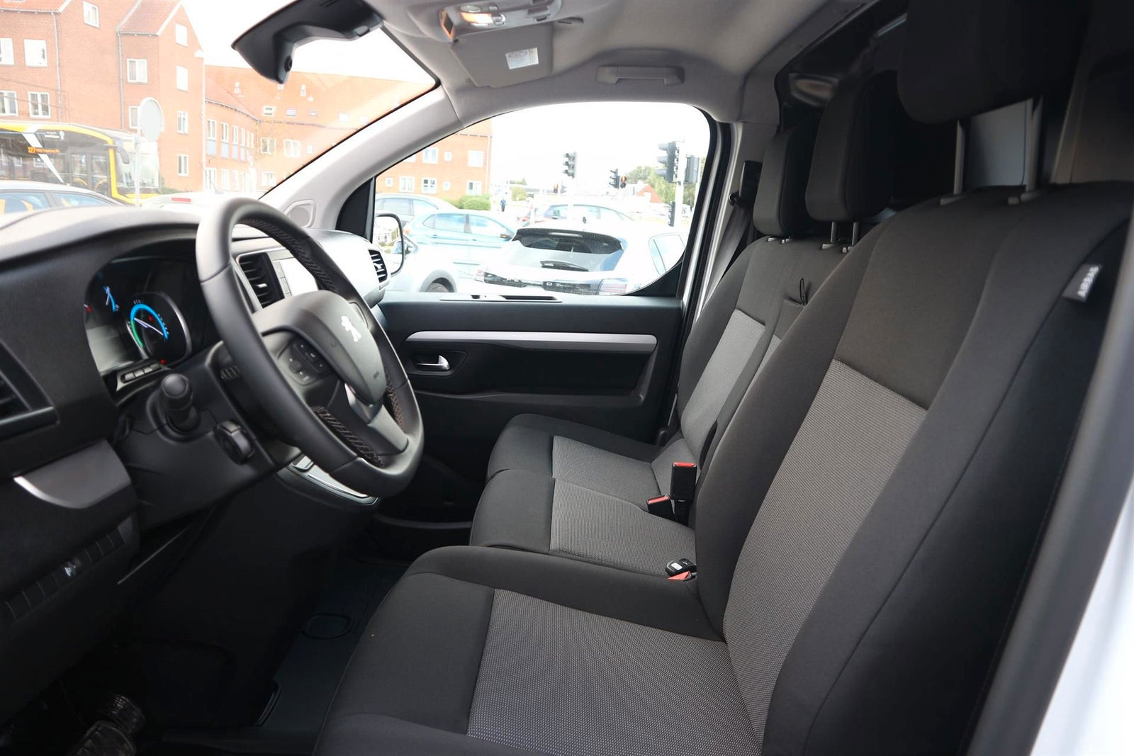 Peugeot e-Expert 75, 136ps, 2024