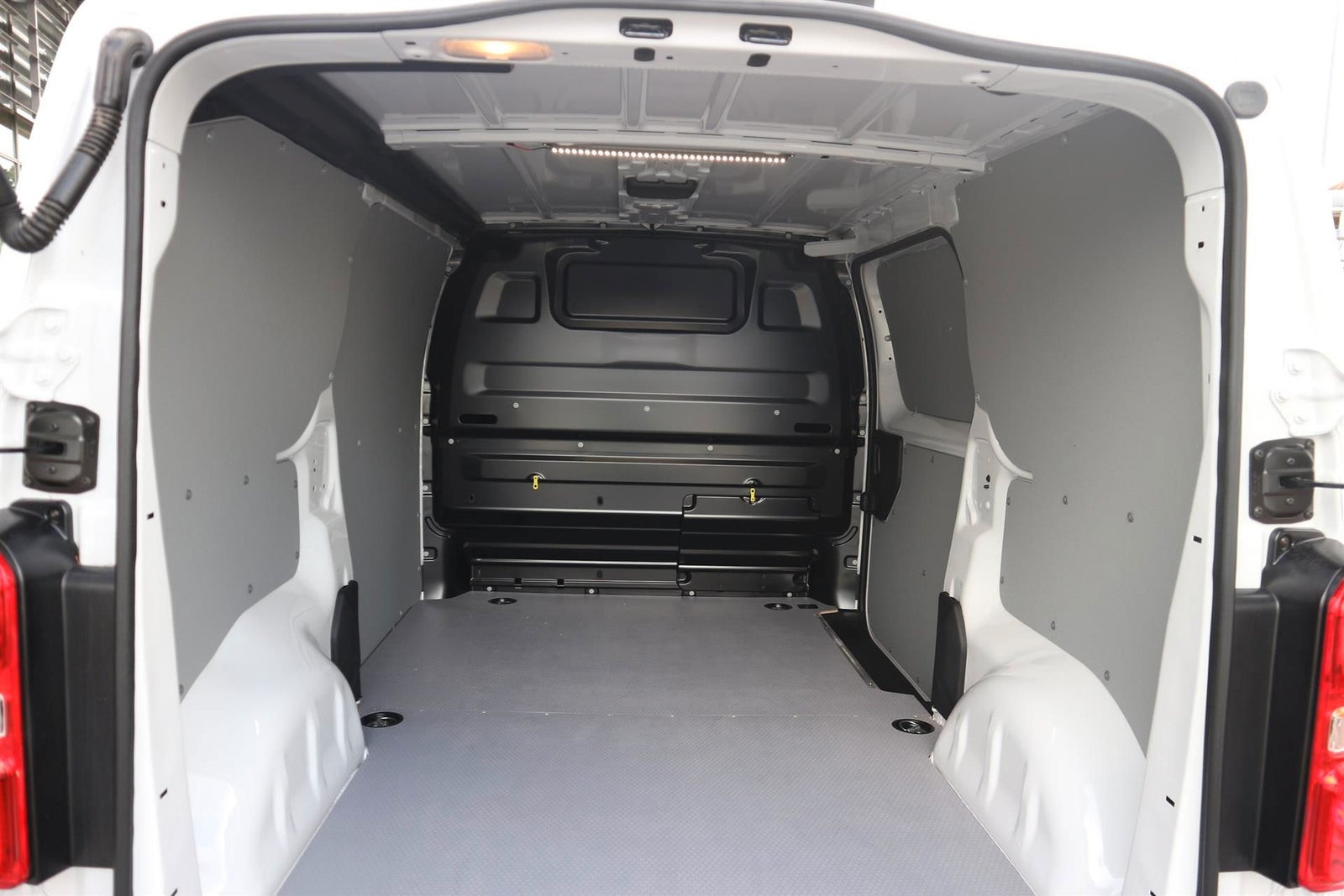 Peugeot e-Expert 75, 136ps, 2024