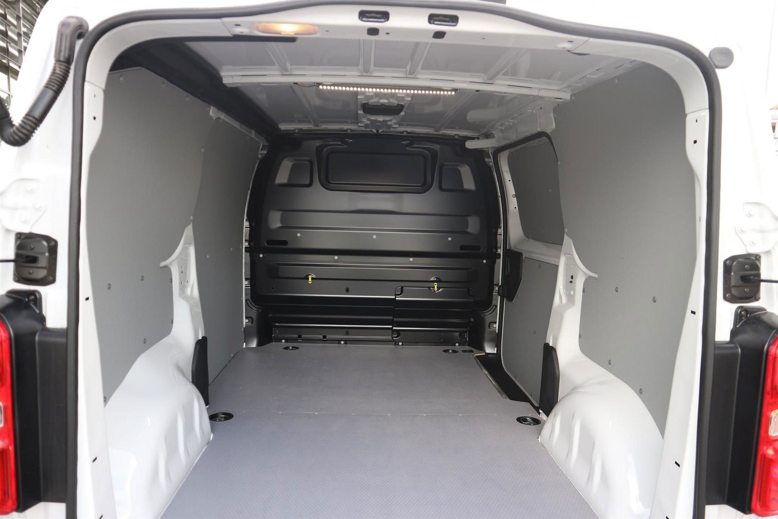 Peugeot e-Expert 75, 136ps, 2024