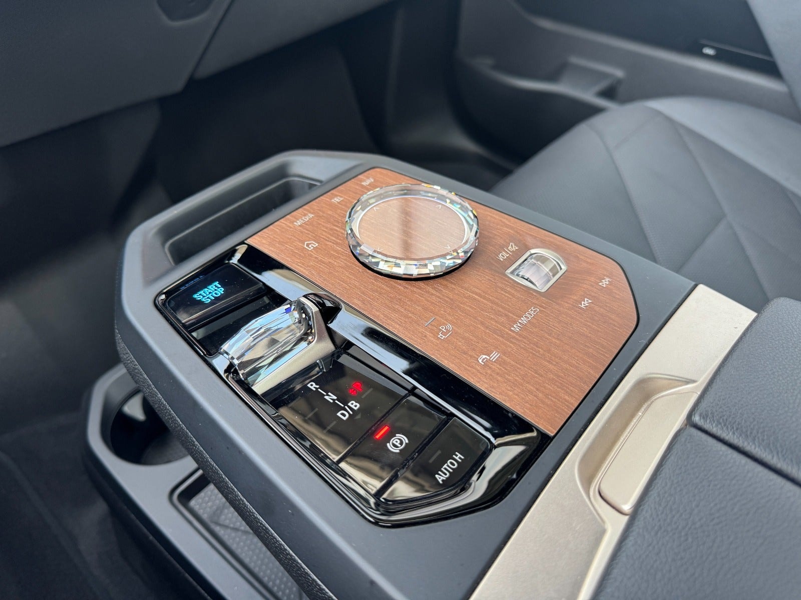 BMW iX xDrive50, 524hp, 2024