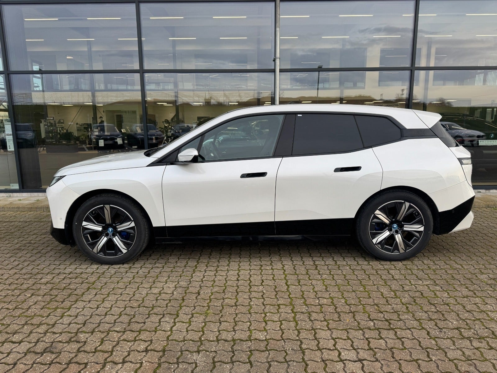BMW iX xDrive50, 524hp, 2024