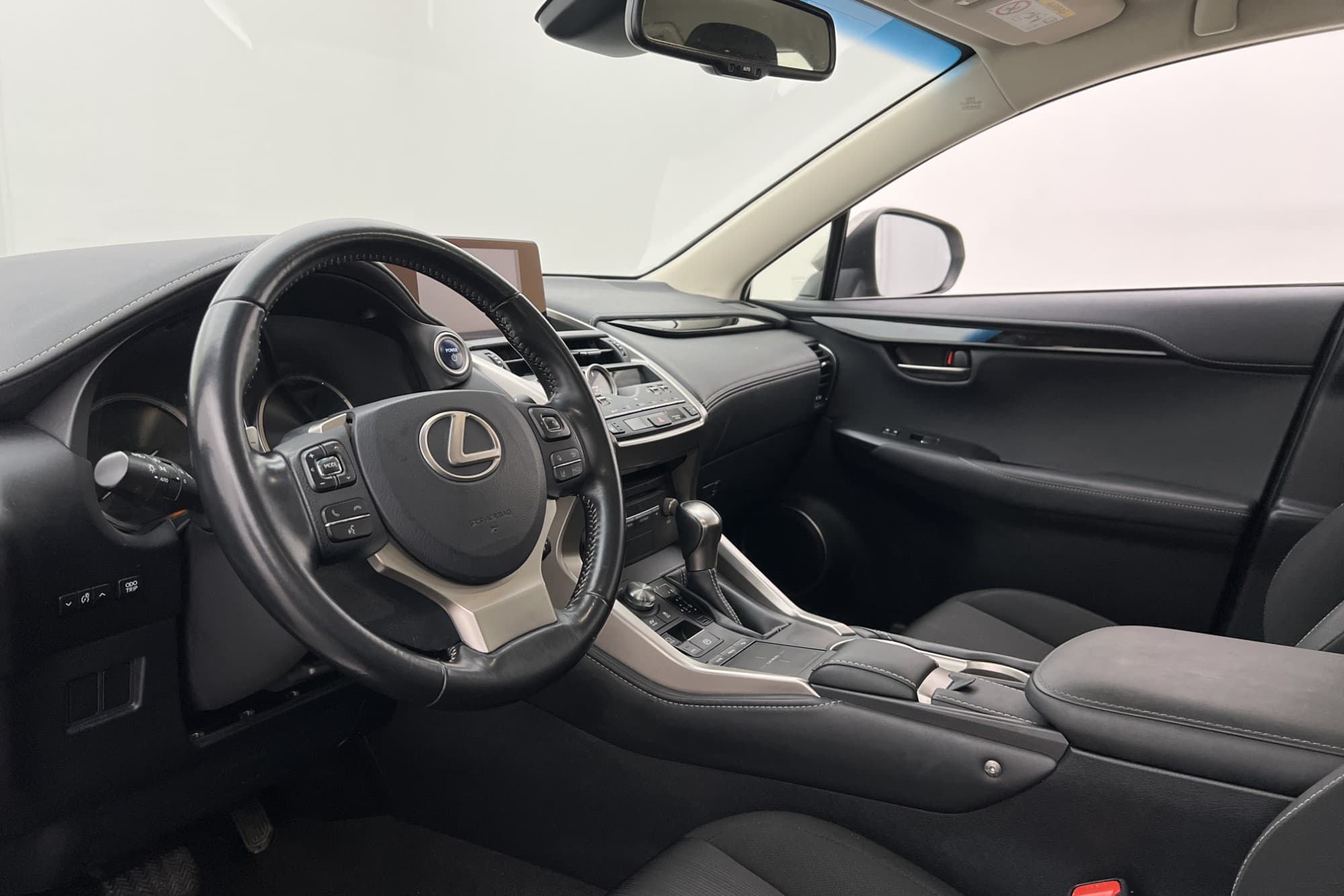 Lexus NX 300h AWD 2.5 AWD E-CVT, 197hp, 2018