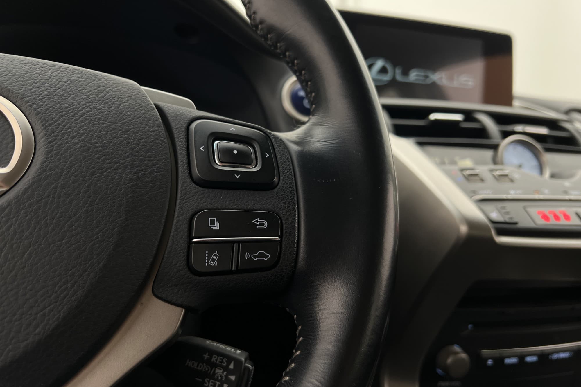 Lexus NX 300h AWD 2.5 AWD E-CVT, 197hp, 2018