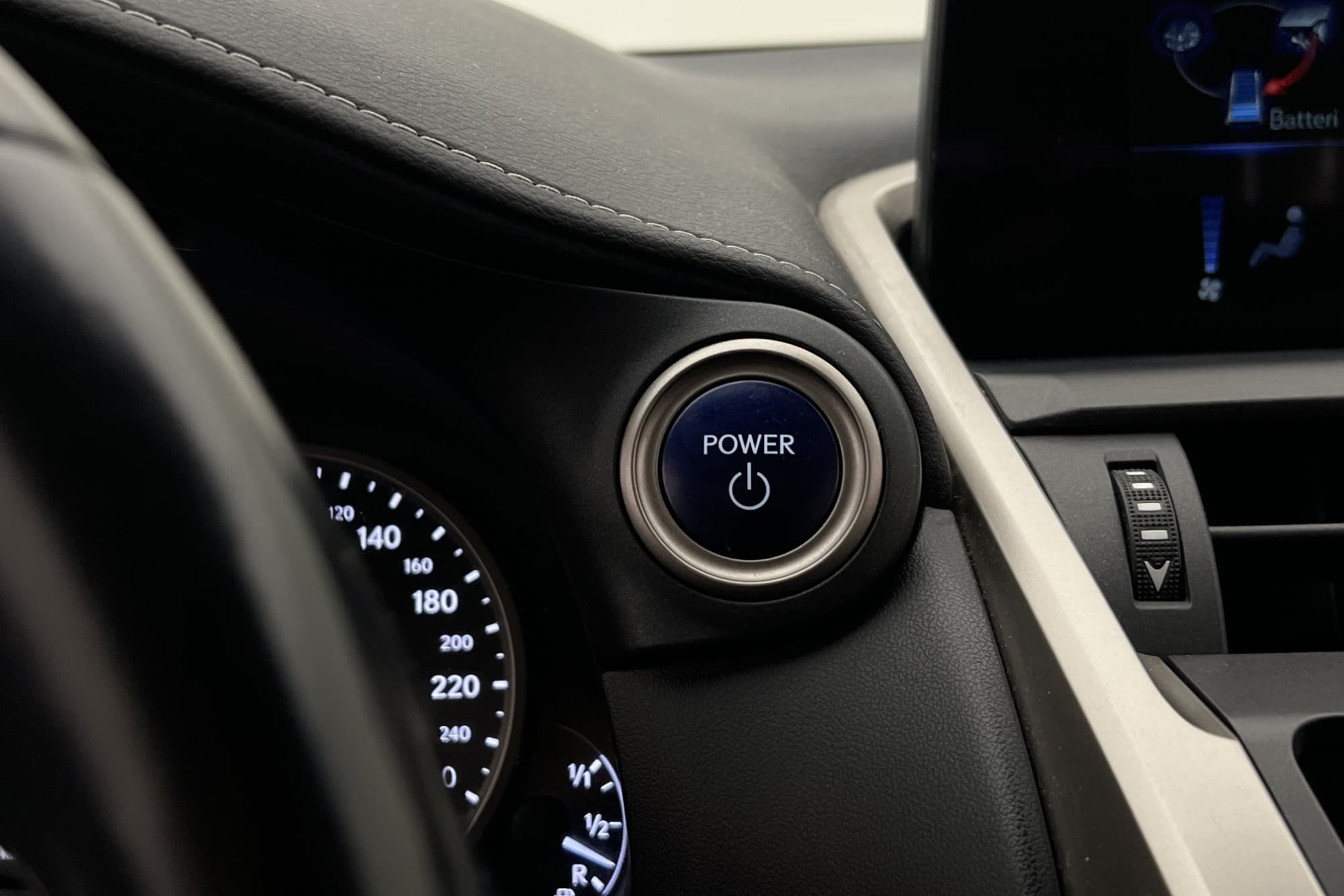 Lexus NX 300h AWD 2.5 AWD E-CVT, 197hp, 2018