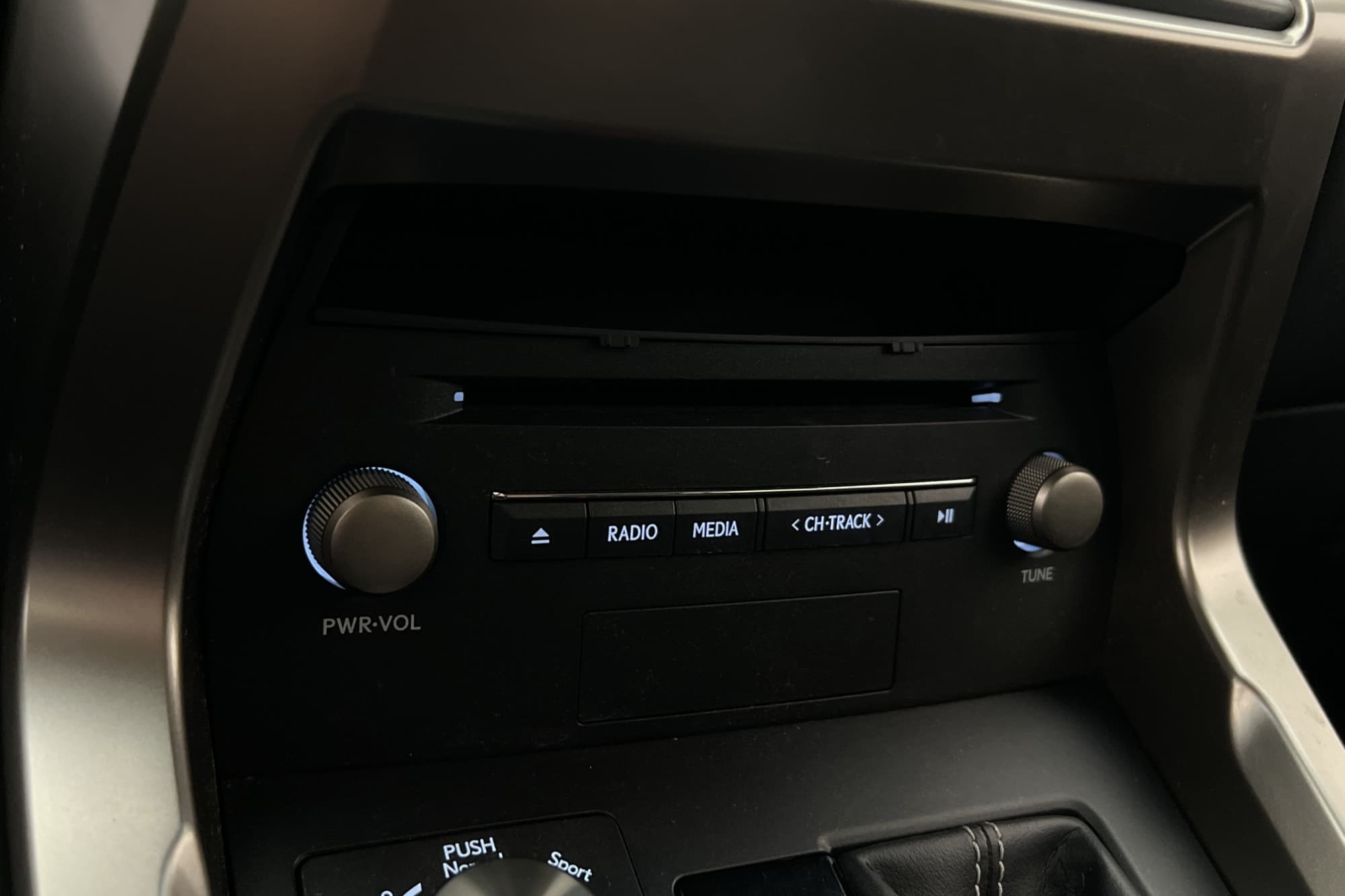 Lexus NX 300h AWD 2.5 AWD E-CVT, 197hp, 2018
