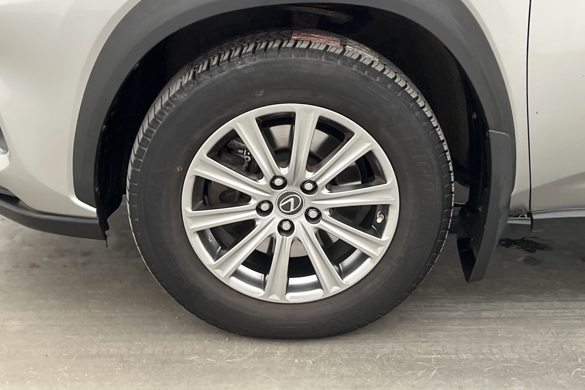 Lexus NX 300h AWD 2.5 AWD E-CVT, 197hp, 2018
