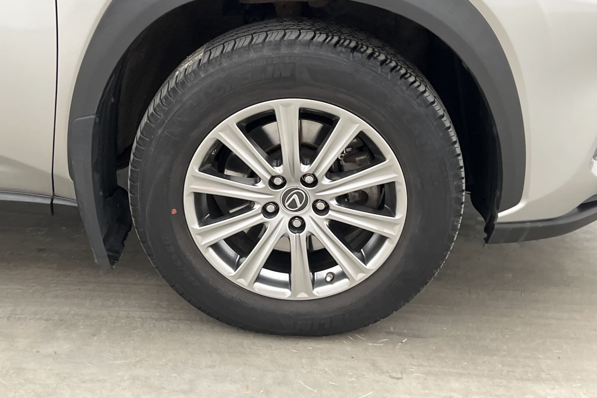 Lexus NX 300h AWD 2.5 AWD E-CVT, 197hp, 2018
