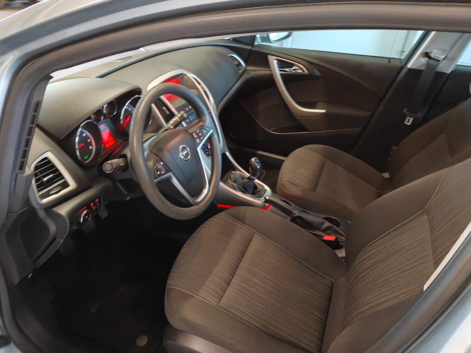Opel Astra 1.6  Manual, 115hp, 2011