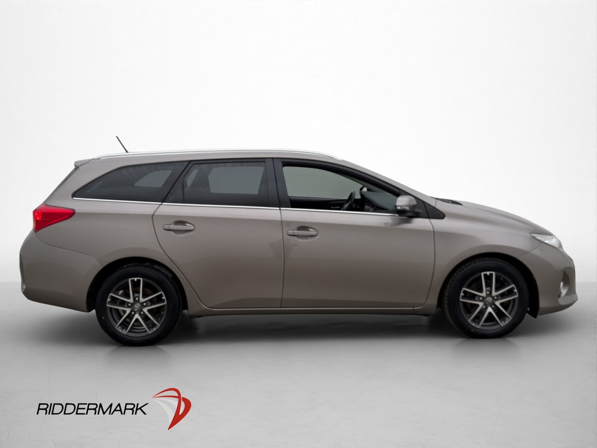 For sale - Toyota Auris Touring Sports 2.0 D-4D Manual, 124hp, 2015 for ...