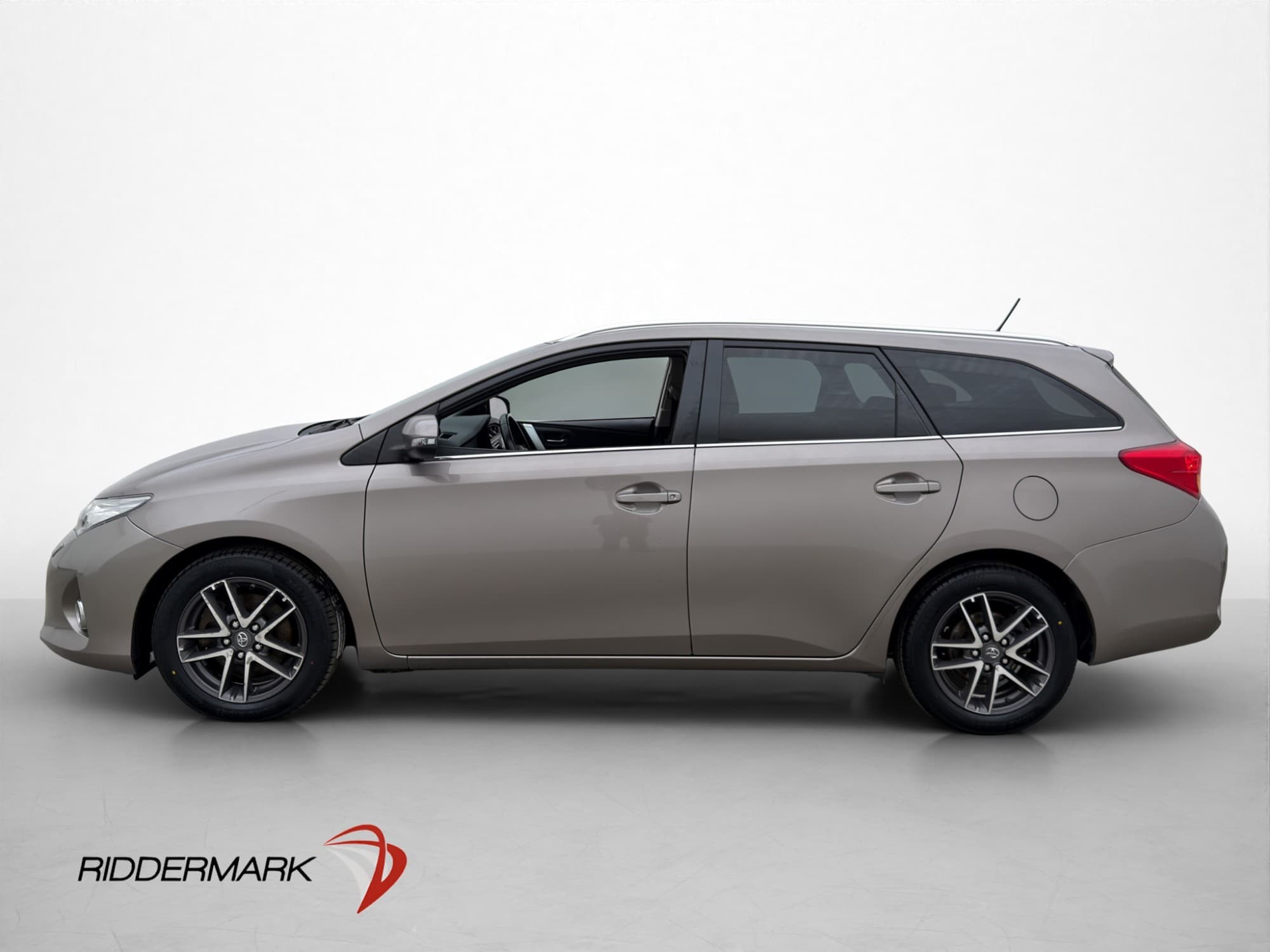 For sale - Toyota Auris Touring Sports 2.0 D-4D Manual, 124hp, 2015 for ...
