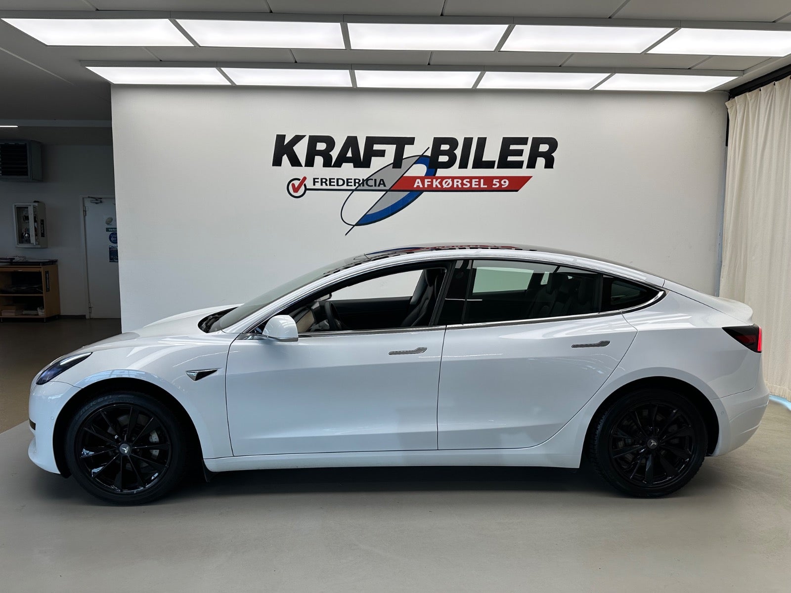 Tesla Model 3 Standard Range Plus, 325hk, 2020