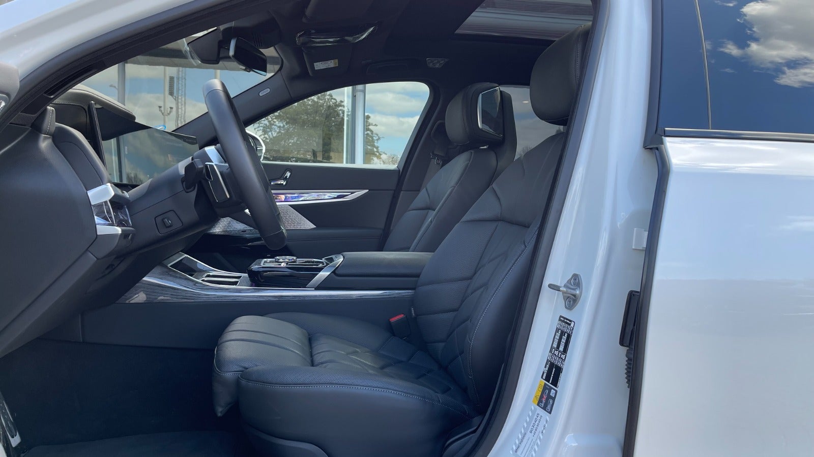 BMW i7 xDrive60, 544ps, 2023