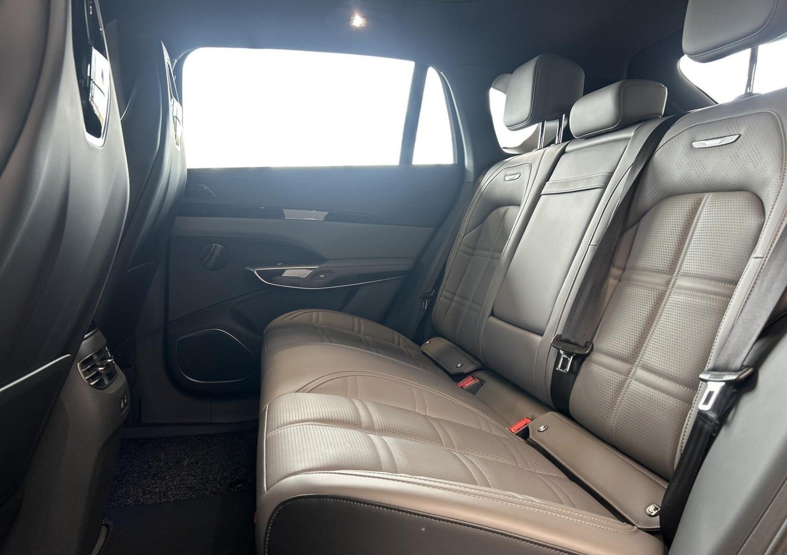Hongqi EHS7 Long Range 111 kWh, 343hp, 2025
