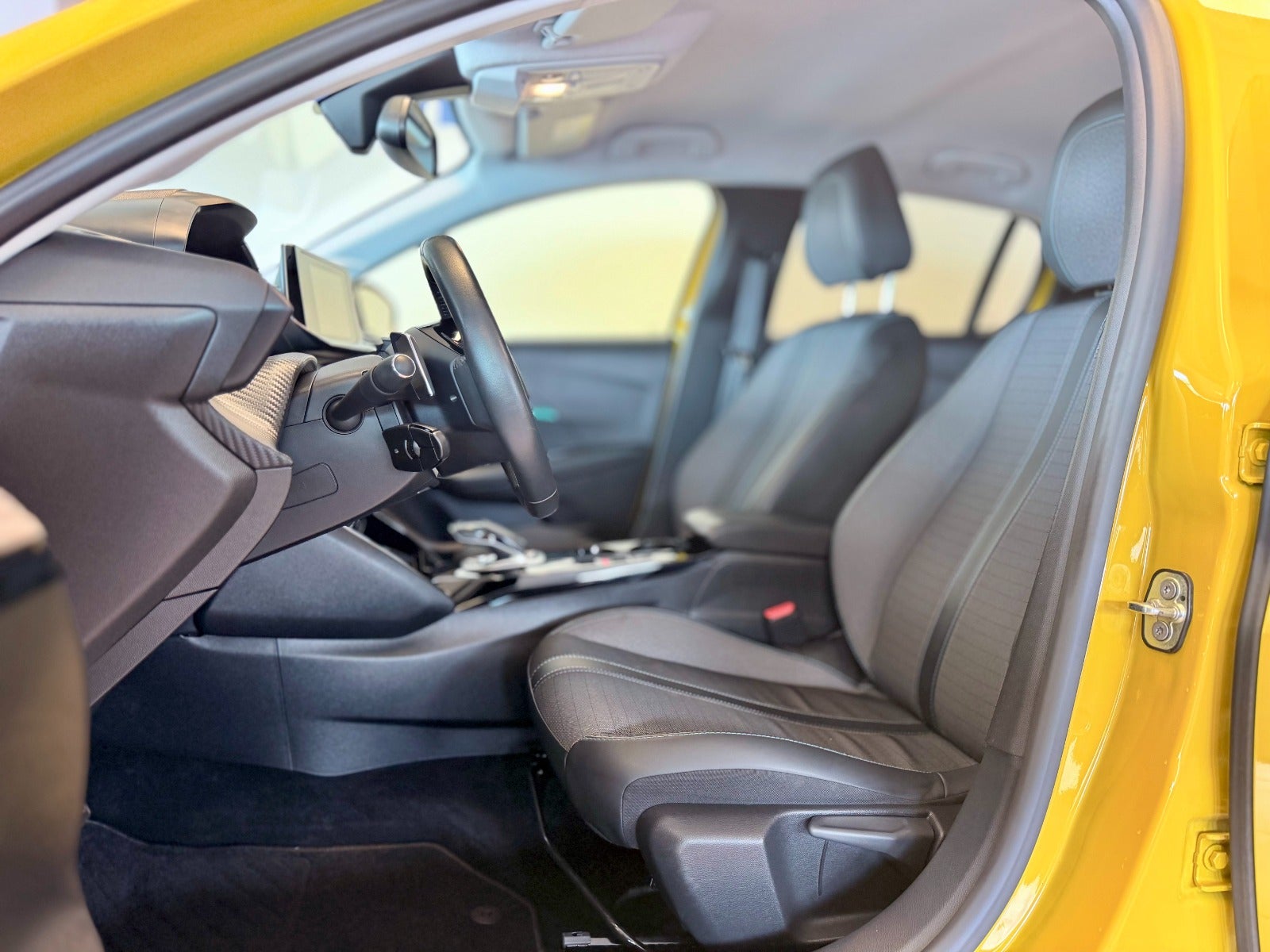 Peugeot 208 1.2 PureTech 100 EAT, 100hp, 2021