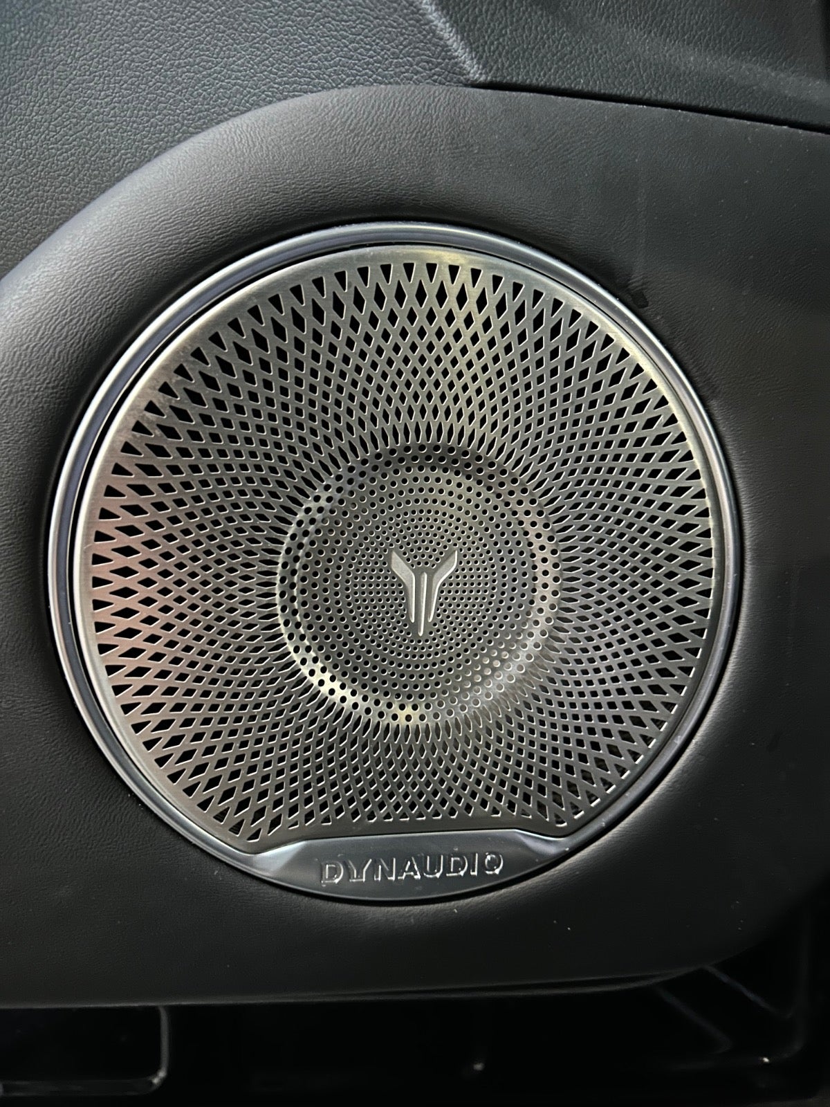 Voyah Free 106 kWh AWD, 490ps, 2024