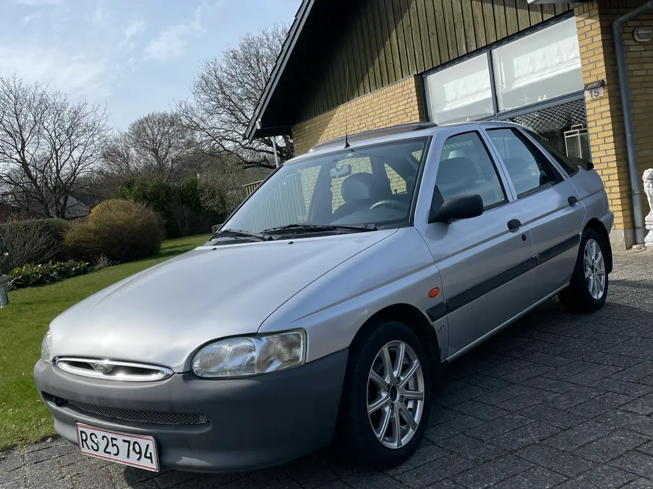 Ford Escort 5-dørs 1.6 Manuell, 5-trinn, 90hk, 1996