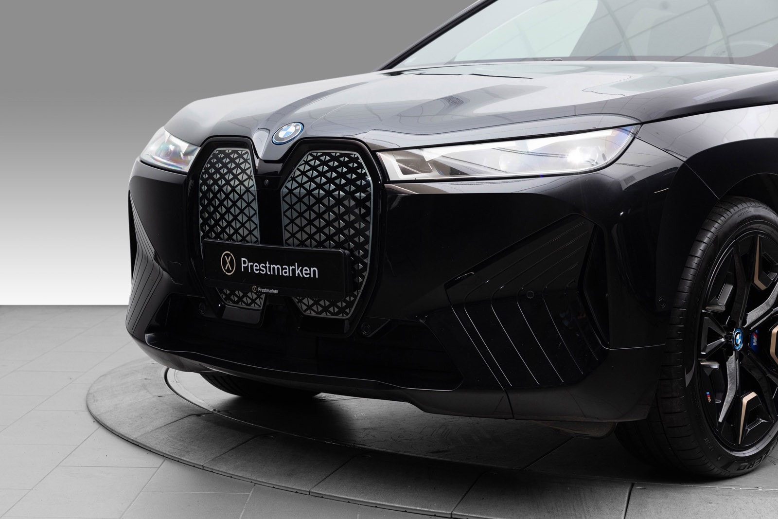 BMW iX M60, 540ps, 2023