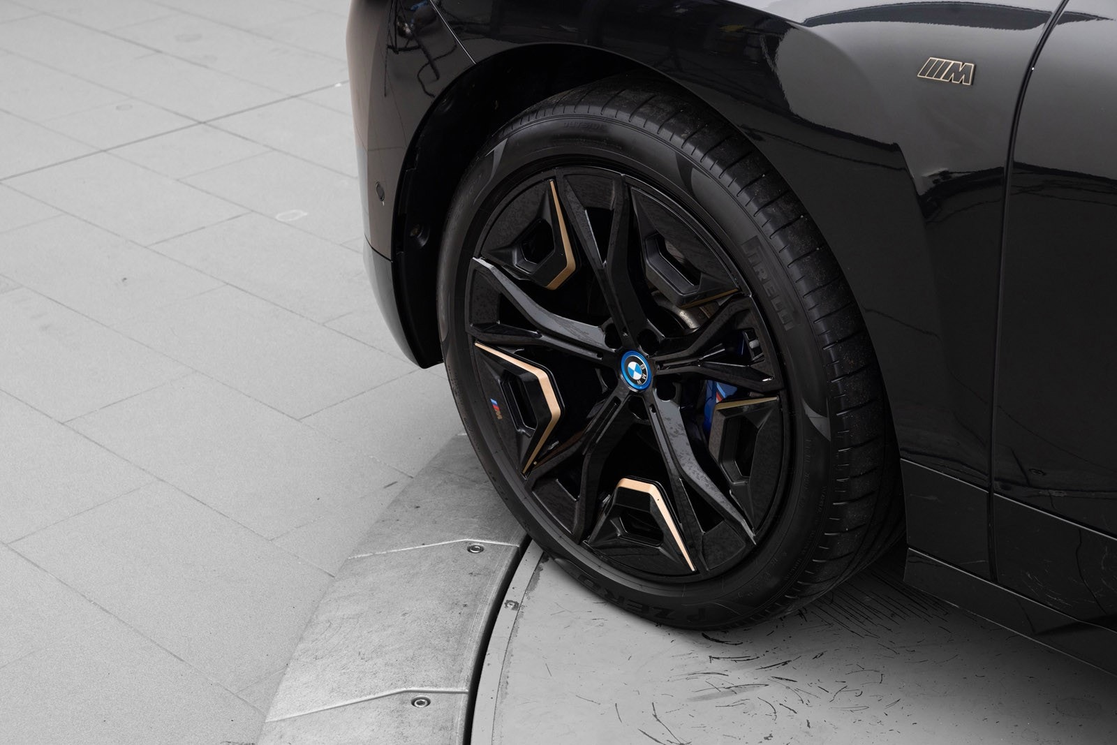 BMW iX M60, 540ps, 2023
