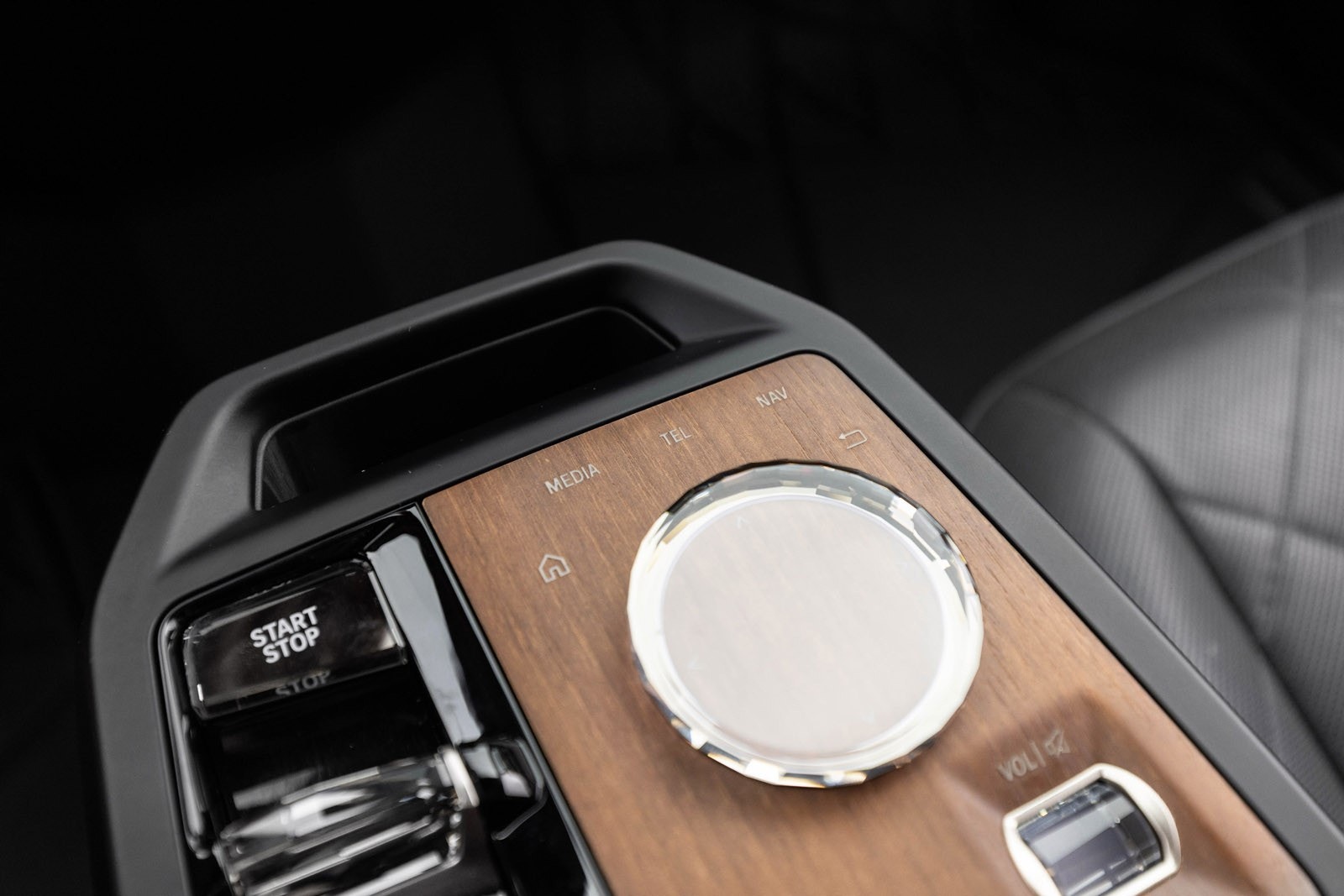 BMW iX M60, 540ps, 2023