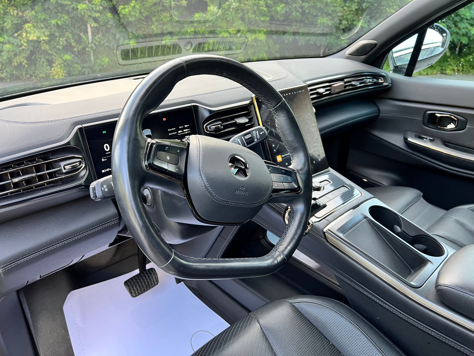 NIO ES8 Standard Range, 544hp, 2022