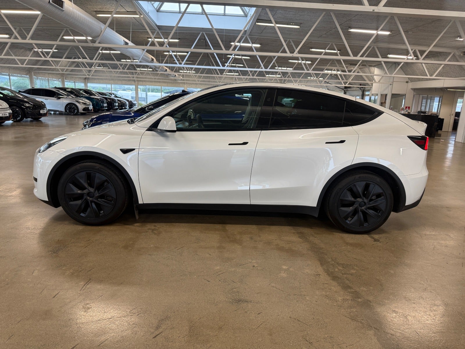 Tesla Model Y Standard Range RWD, 299ps, 2025
