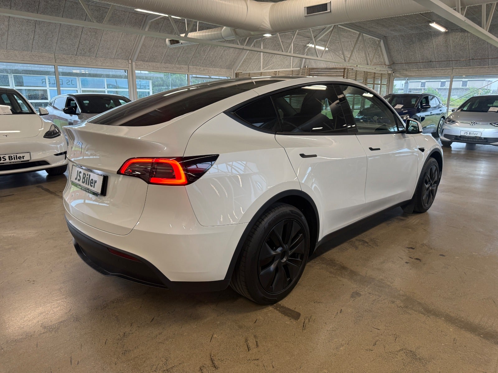 Tesla Model Y Standard Range RWD, 299ps, 2025