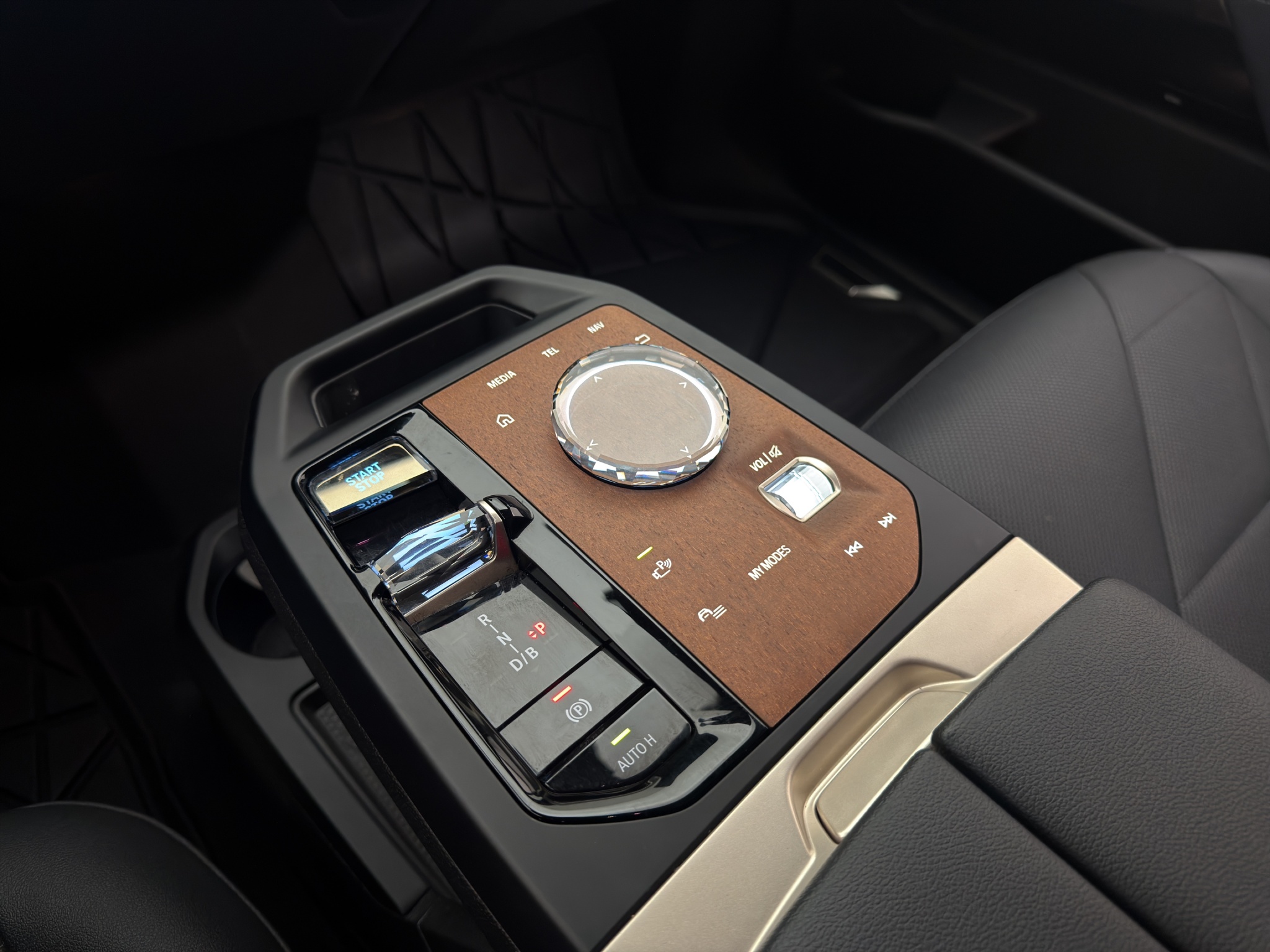 BMW iX xDrive40, 326ps, 2023