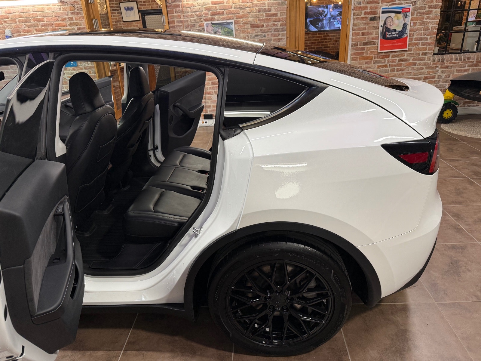 Tesla Model Y Long Range AWD, 514hp, 2024