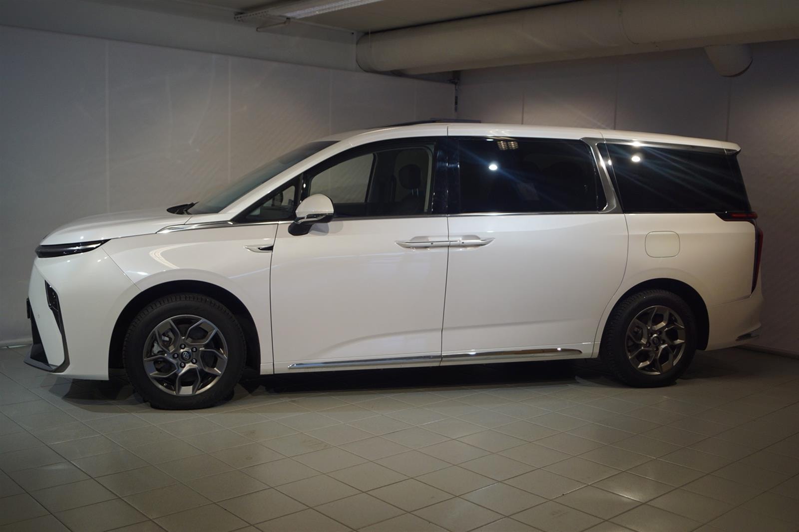 Maxus Mifa 9 90 kWh, 245hp, 2023