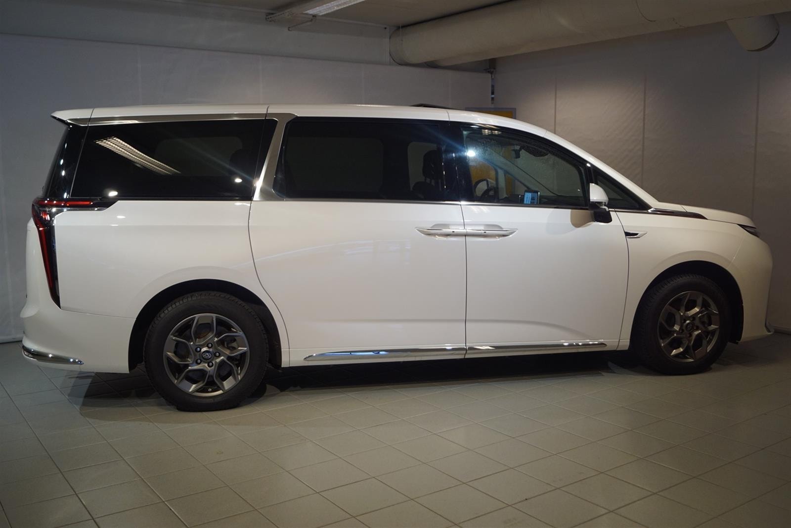 Maxus Mifa 9 90 kWh, 245hp, 2023