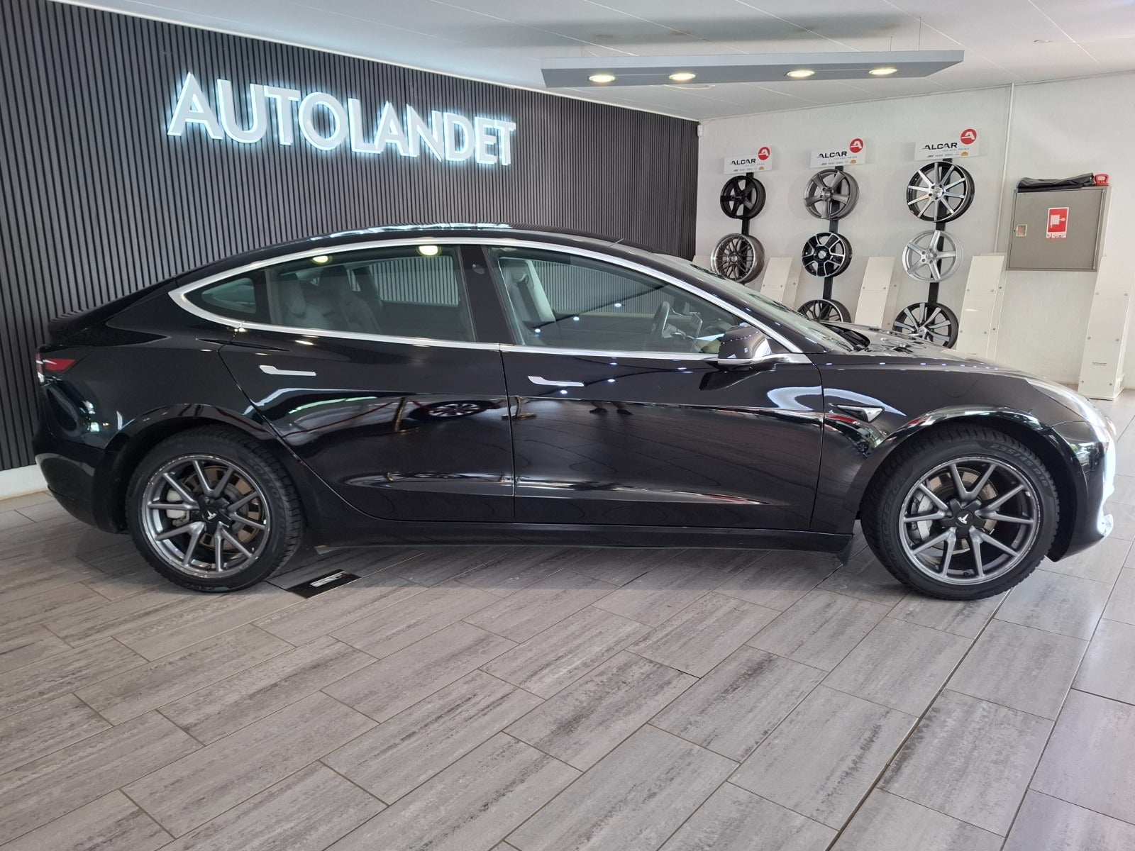 Tesla Model 3 Standard Range Plus, 325hk, 2020