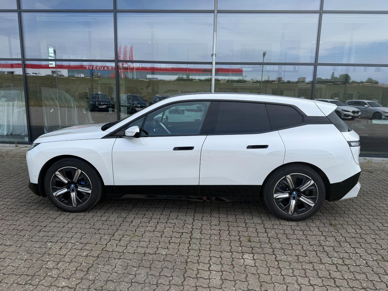 BMW iX xDrive50, 524hp, 2023