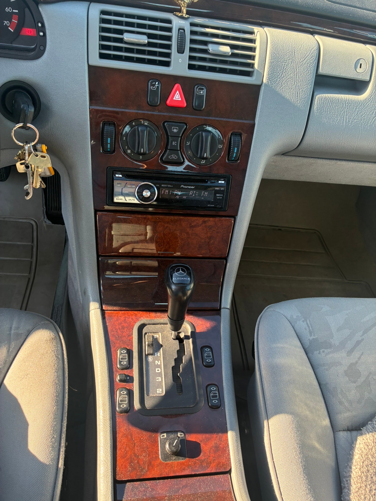 Mercedes-Benz E 230 Manual, 5-trins, 150ps, 1996
