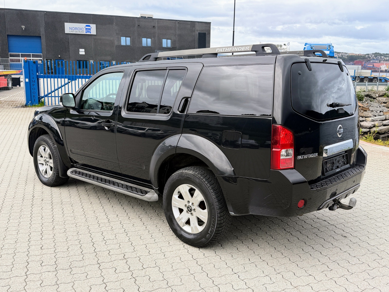 Nissan Pathfinder 2.5 4WD Automatic, 190hp, 2012