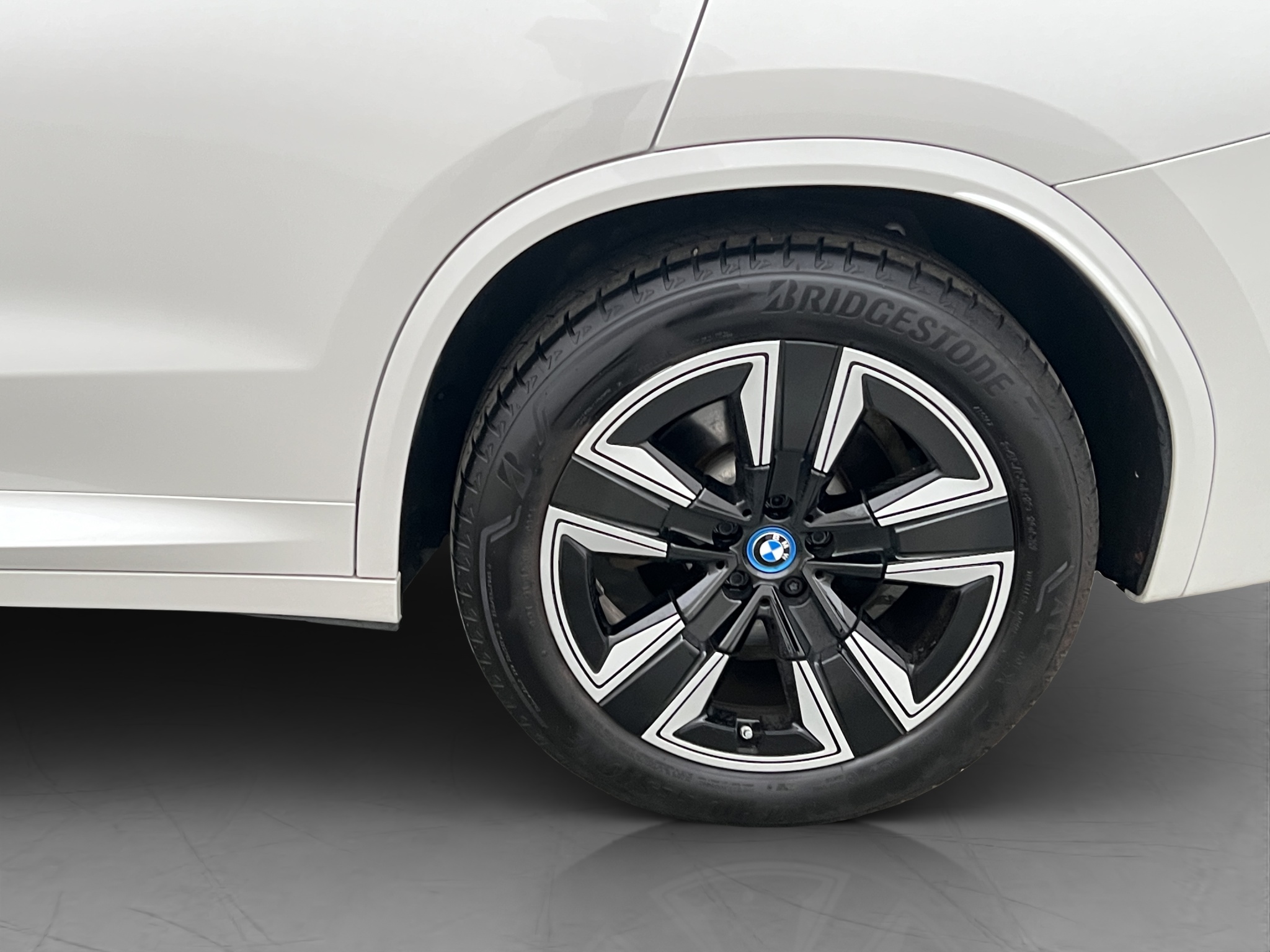 BMW iX3, 286hp, 2024