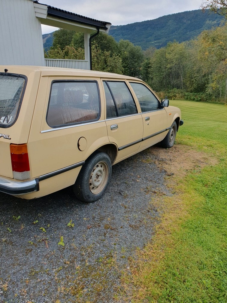 Opel Rekord 5-dørs Caravan 2.0 S Manuell, 4-trinn, 101hk, 1979