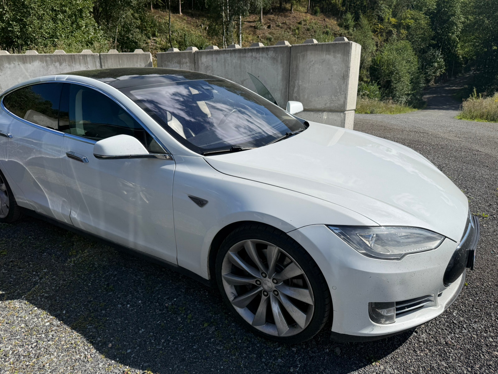 Tesla Model S 85D, 423ps, 2015
