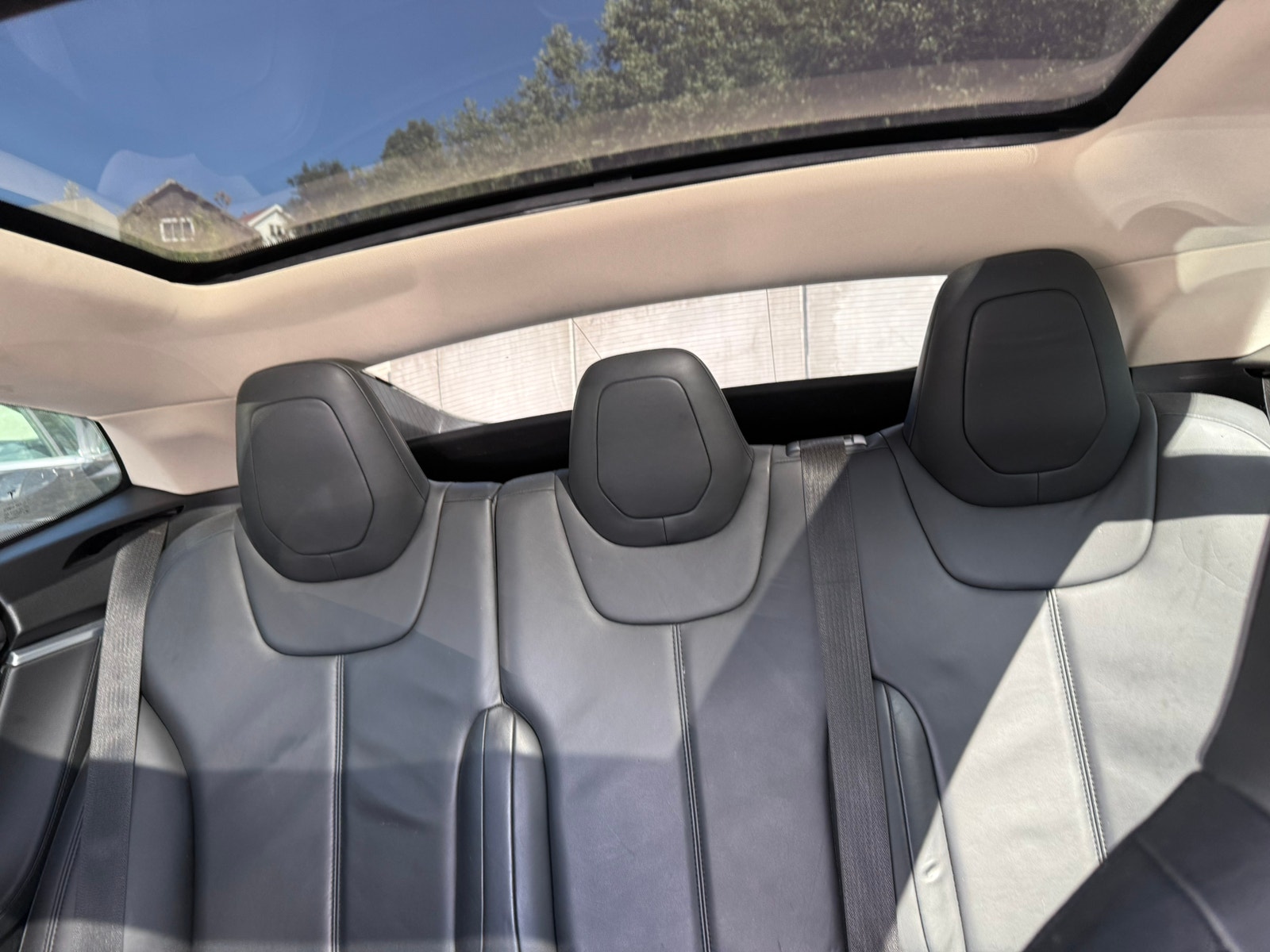 Tesla Model S 85D, 423ps, 2015