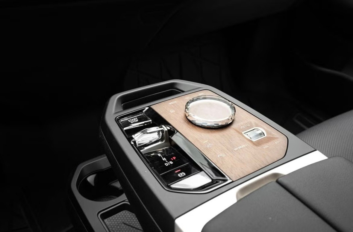 BMW iX xDrive40, 326ps, 2023