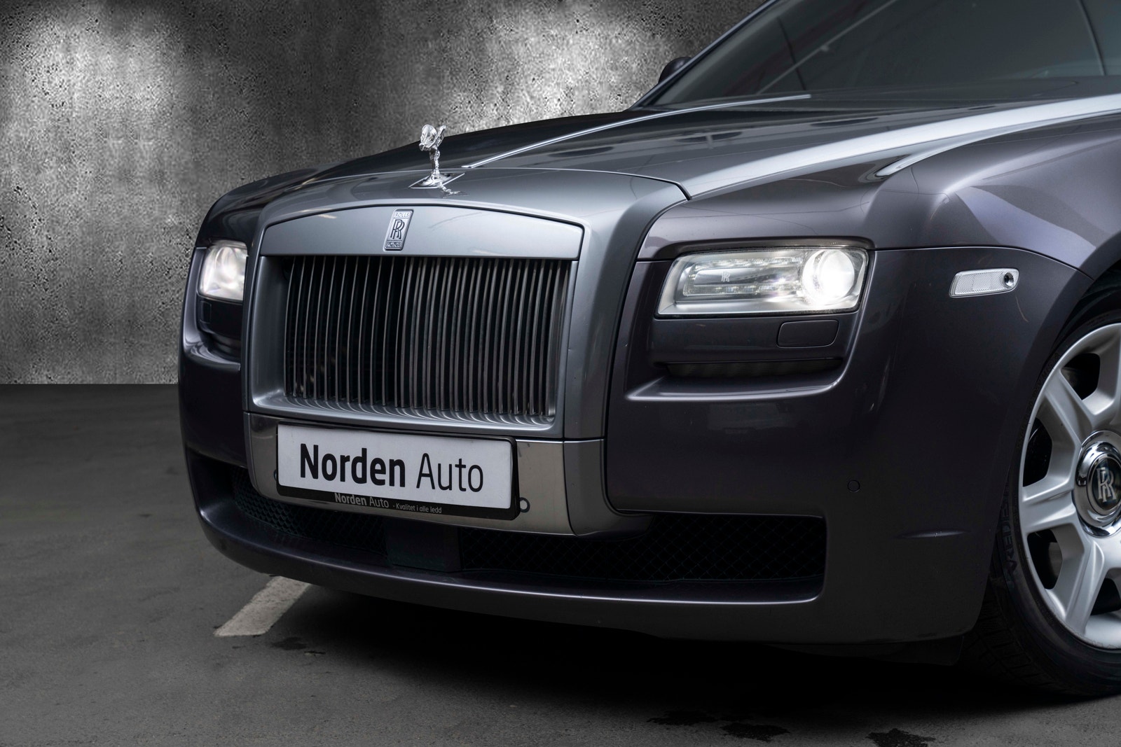 Rolls-Royce Ghost 6.6 V12 Automatisk, 8-trinn, 570hk, 2012