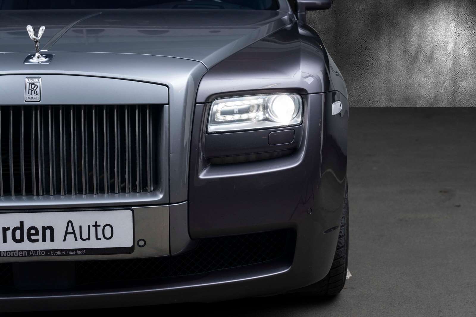Rolls-Royce Ghost 6.6 V12 Automatisk, 8-trinn, 570hk, 2012