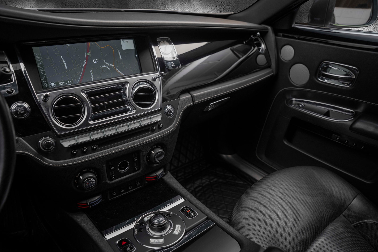 Rolls-Royce Ghost 6.6 V12 Automatisk, 8-trinn, 570hk, 2012