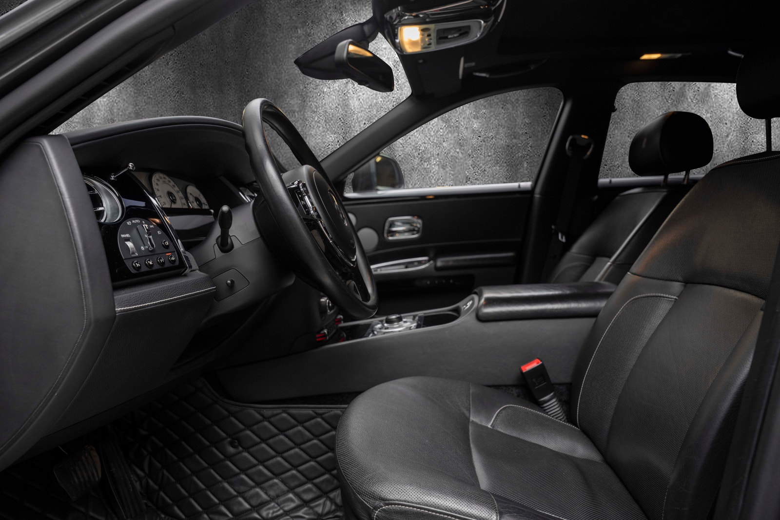 Rolls-Royce Ghost 6.6 V12 Automatisk, 8-trinn, 570hk, 2012