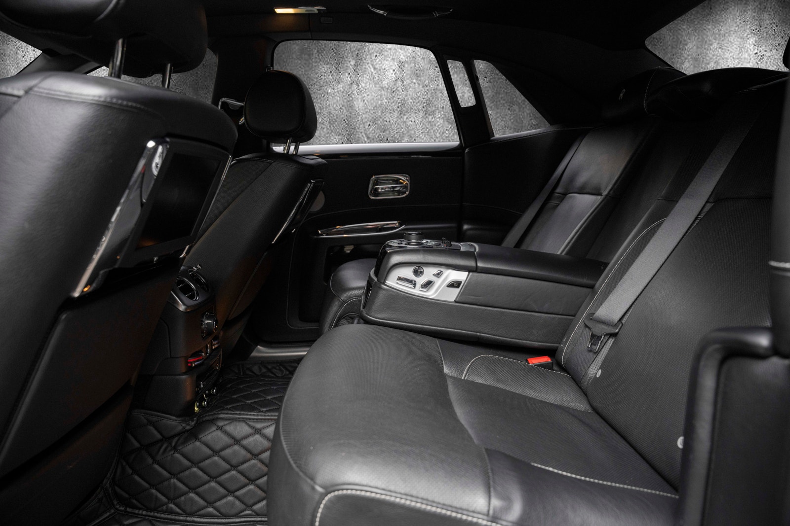 Rolls-Royce Ghost 6.6 V12 Automatisk, 8-trinn, 570hk, 2012