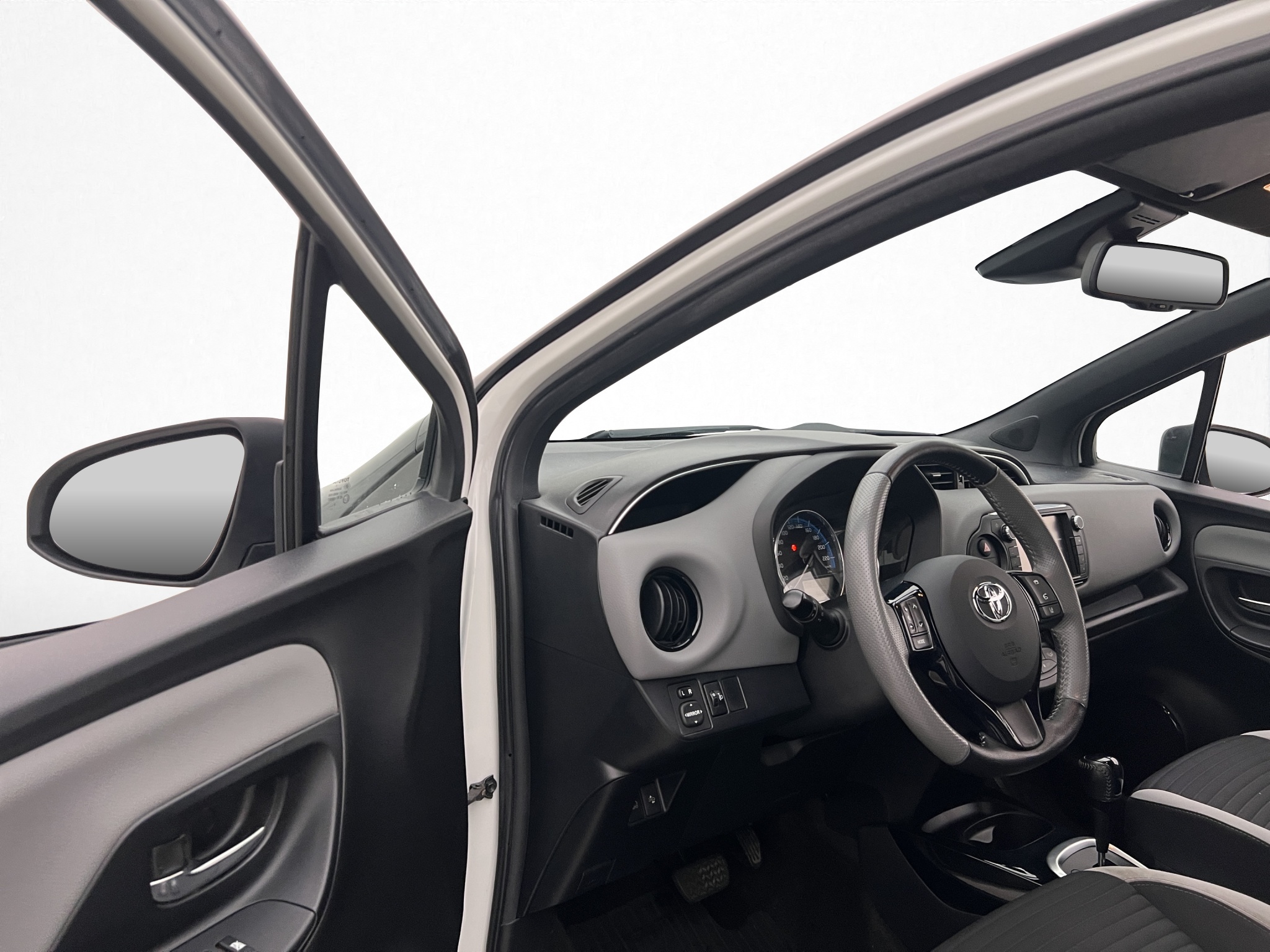 Toyota Yaris Hybrid e-CVT, 101hp, 2016